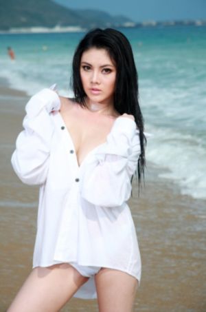 年轻的妈妈观看